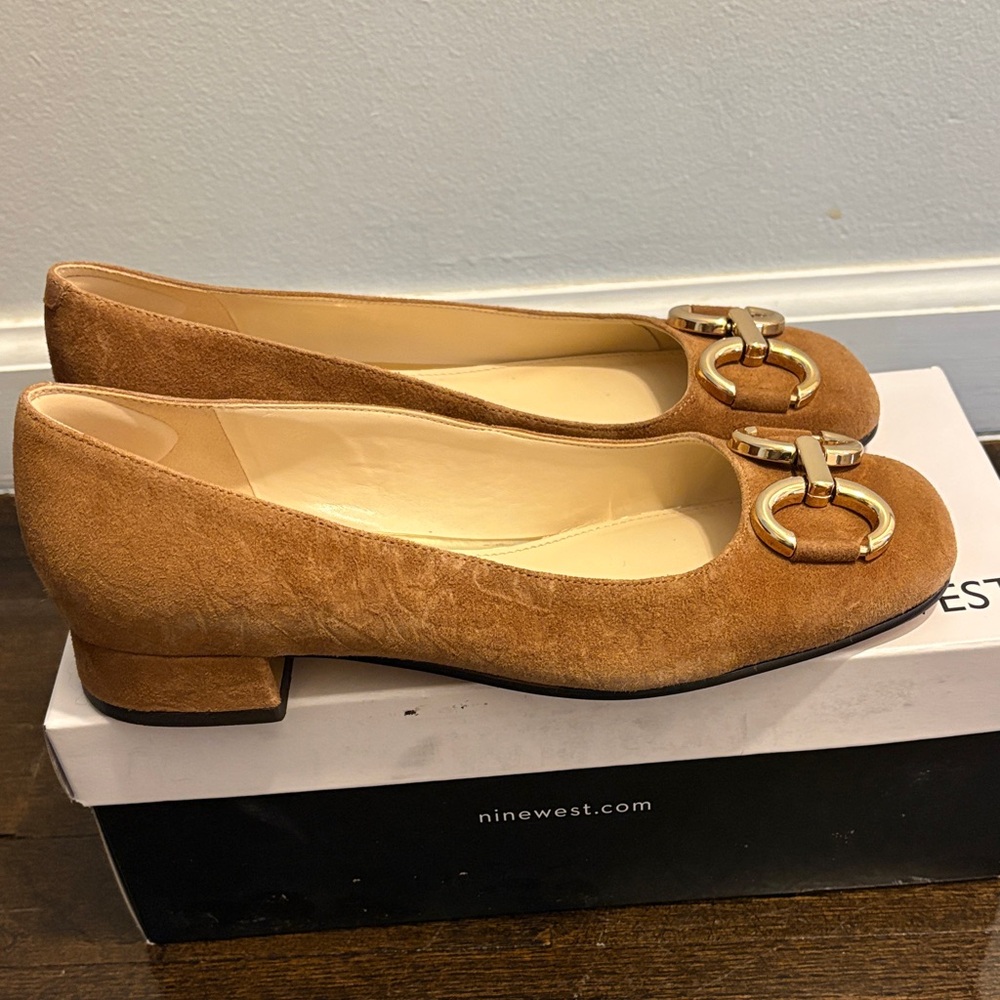 JUST GOT SOLD!!! Nine West Works Dress Flats with Gold Detailing - Picture 2 of 9